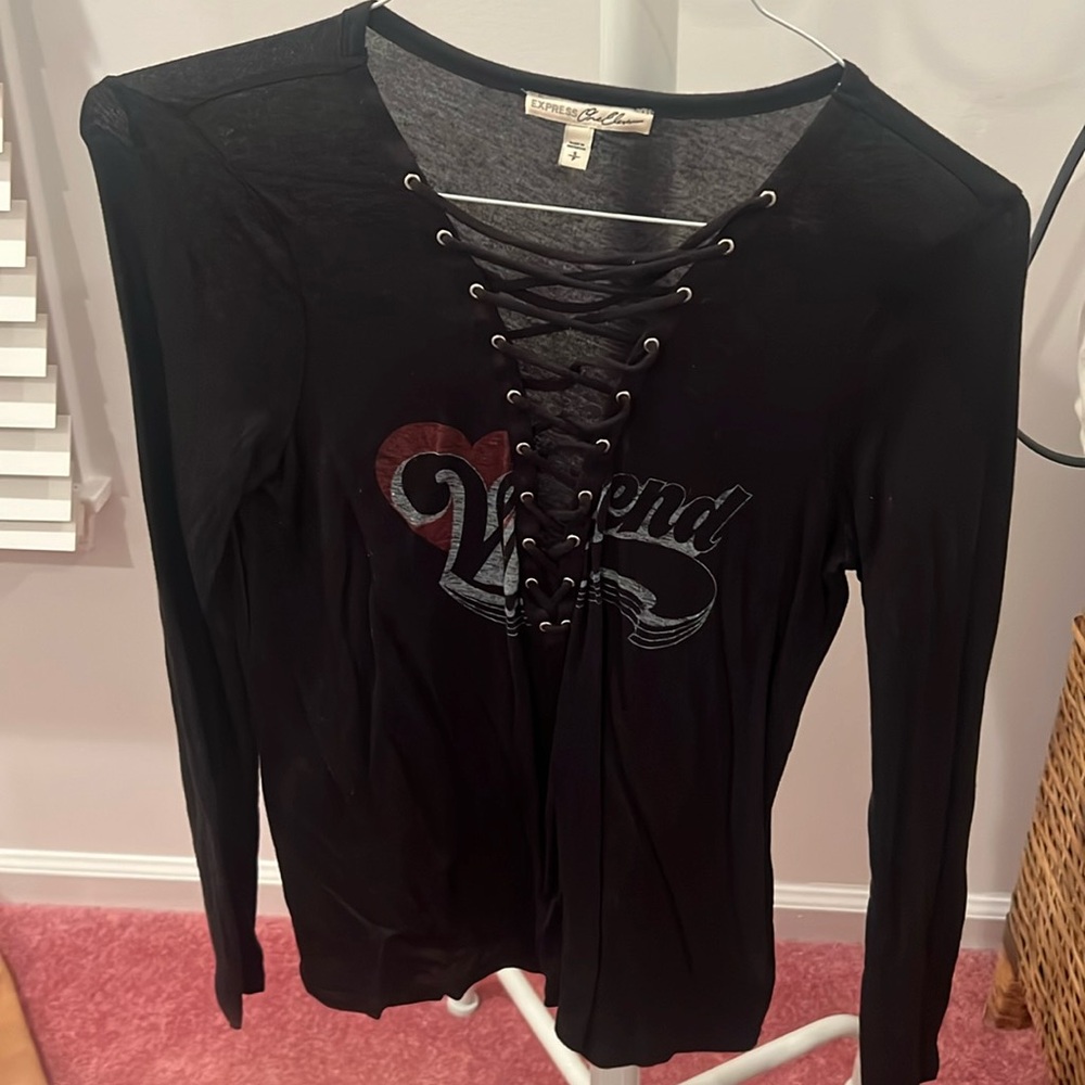 Express-Black long sleeve graphic v neck